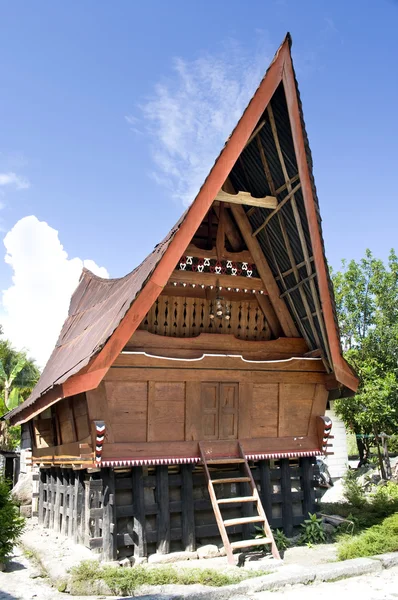 Casa Batak tradicional na ilha de Samosir . — Fotografia de Stock