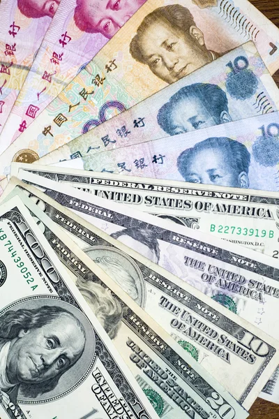 Dolar usa vs rmb chiński kryzysu gospodarczego na świecie — Zdjęcie stockowe