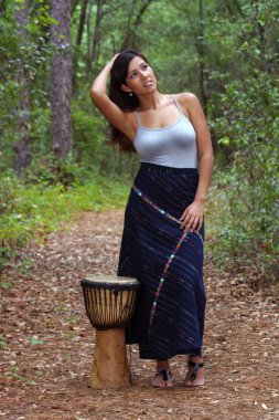 Güzel bir kadın açık havada (9)