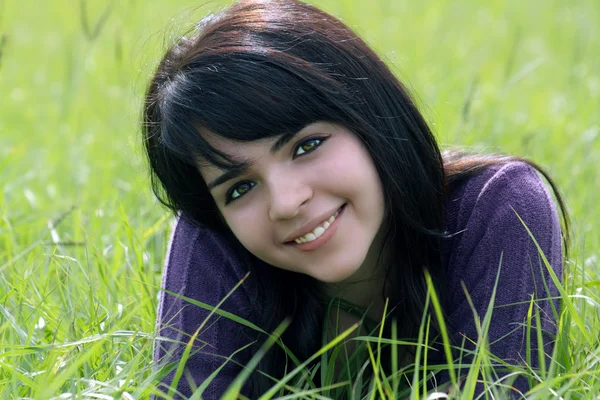 Mooie Brunette in een gras veld (2) — Stockfoto