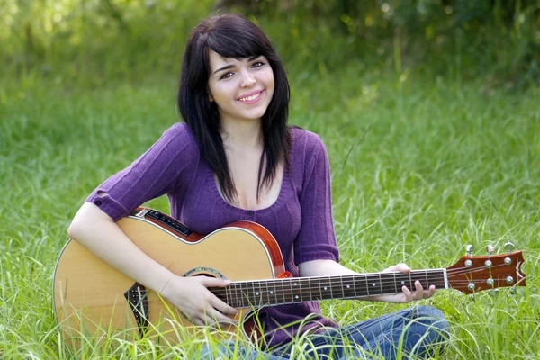Morena bonita ao ar livre com uma guitarra (2 ) — Fotografia de Stock