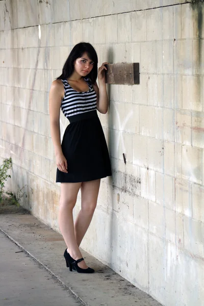 Krásná brunetka v bloku zdi (3) — Stock fotografie