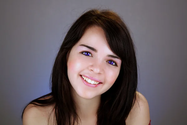 Mooie brunette met elektrische-blauwe ogen — Stockfoto
