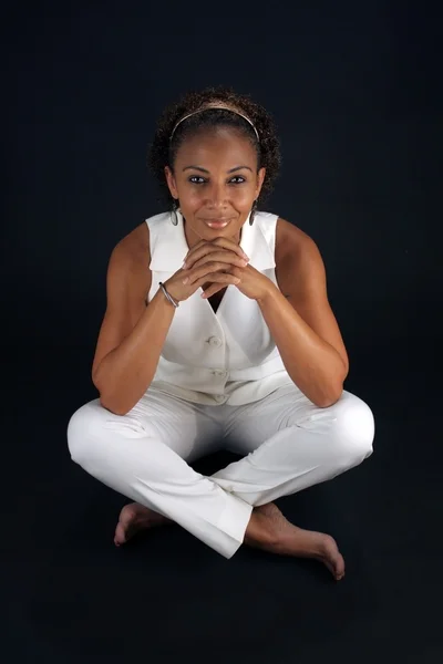 Krásná zralá černá žena sedí (2) — Stock fotografie