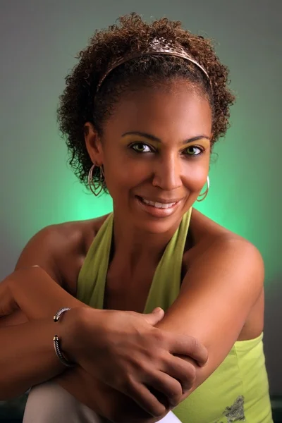 Mooie rijpe zwarte vrouw Headshot (3) — Stockfoto