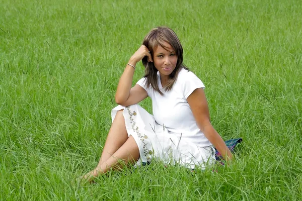 Mulher em um campo gramado (4 ) — Fotografia de Stock