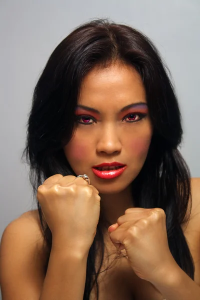 Злая азиатская девочка с кулаками — стоковое фото