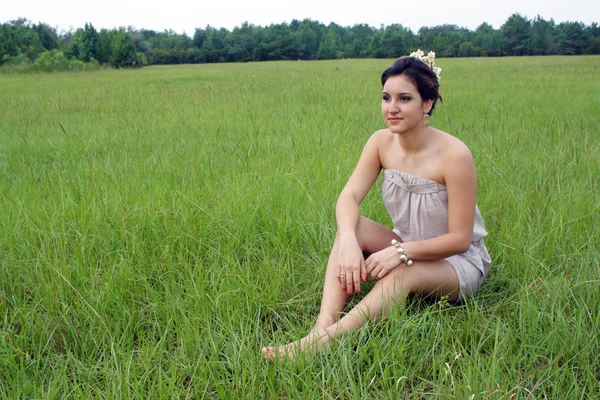 Mooie Brunette in een gras veld (6) — Stockfoto