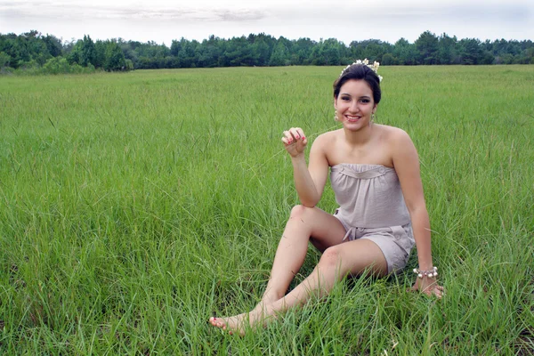 Beautiful Brunette in a Grassy Field (8) — Stock Photo, Image