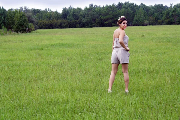 Beautiful Brunette in a Grassy Field (9) — Stock Photo, Image