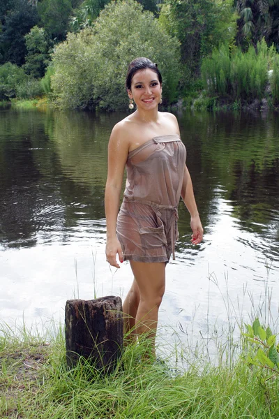 Piękna brunetka w rzece (8) — Zdjęcie stockowe