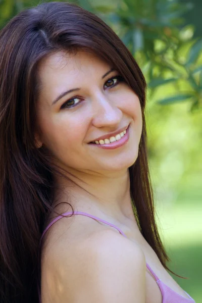 Krásná mladá brunetka venku (5) — Stock fotografie