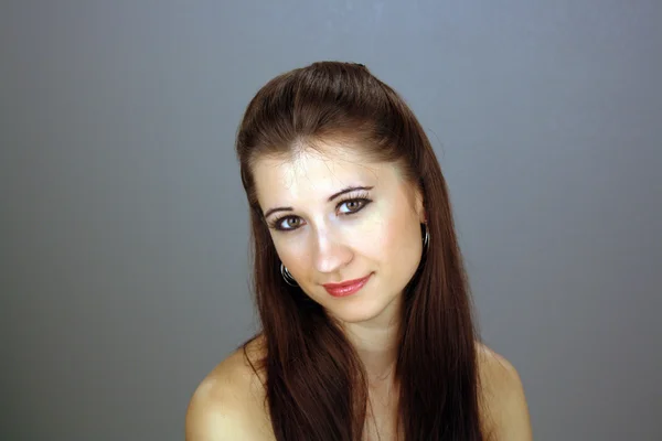 Krásná mladá brunetka, headshot — Stock fotografie