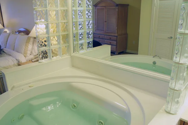 Gran bañera de hidromasaje con espejo — Foto de Stock