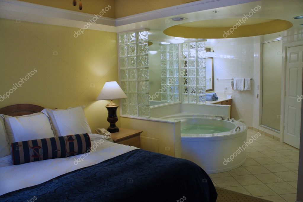 Hauptschlafzimmer Mit Jacuzzi Wanne Stockfoto