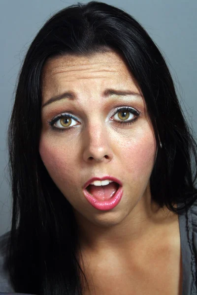 Mulher bonita com expressão facial chocada — Fotografia de Stock