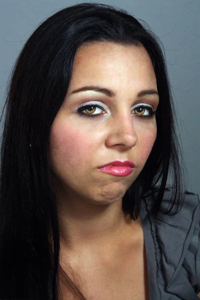 Mulher bonita com expressão facial irritada — Fotografia de Stock