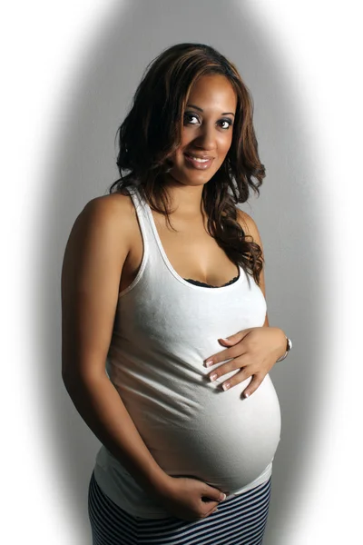 漂亮的混血女人，8 个月怀孕 (1) — 图库照片