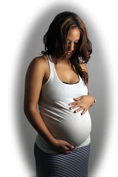 Mulher Multiracial bonita, 8 meses grávida (2 ) — Fotografia de Stock