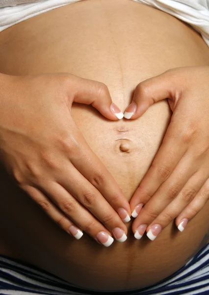 Желудок женщины 8 месяцев беременности — стоковое фото