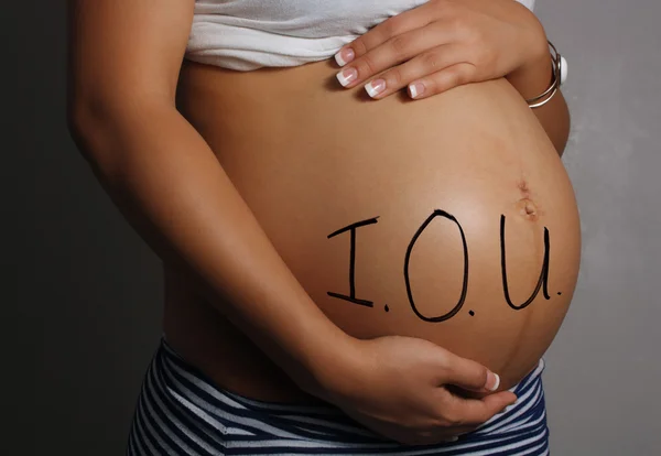 Gravid kvinna mage med i.o.u. — Stockfoto