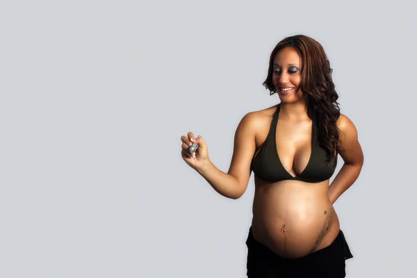 Szép fiatal terhes nő nehéz jelölővel (1) — Stock Fotó