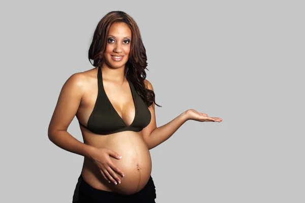 Vackra gravid kvinna med handen ut (1) — Stockfoto