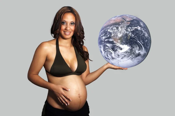 그녀의 손에 지구를 들고 아름 다운 임신한 여자 — 스톡 사진