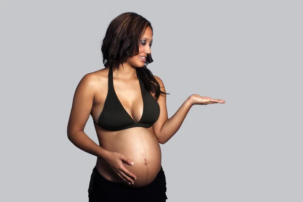 Беременная женщина с Мбаппе (2) ) — стоковое фото