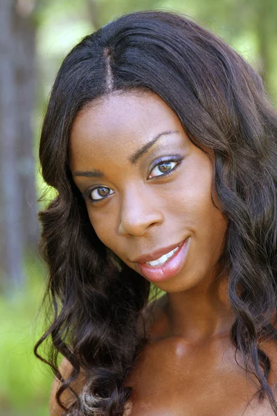Vacker ung svart kvinna, utomhus headshot — Stockfoto