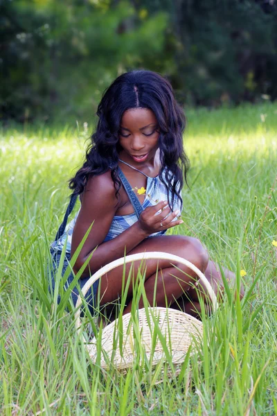 Mooie vrouw in gras veld met een mandje (3) — Stockfoto
