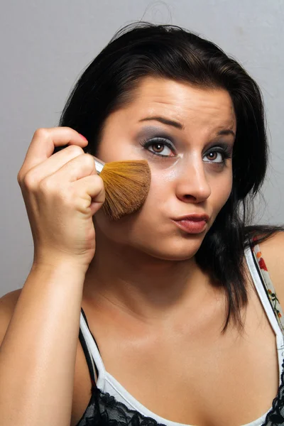 Schöne Brünette trägt Make-up mit Pinsel (3) — Stockfoto