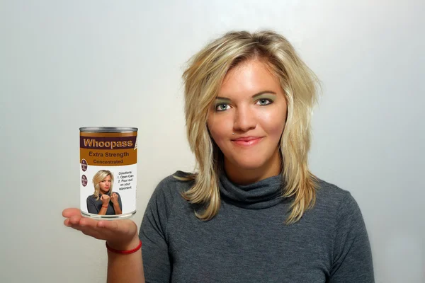 Привлекательная молодая блондинка держит банку Whoopass — стоковое фото