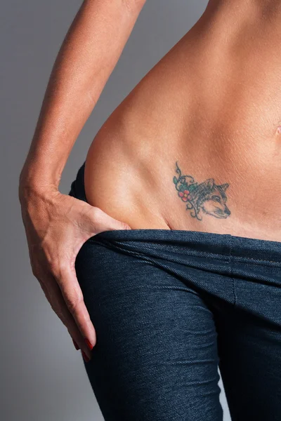 Addome femminile sexy con tatuaggio (2 ) — Foto Stock