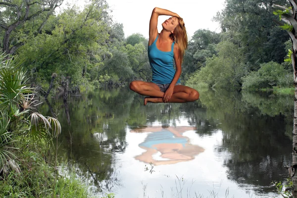 Красива блондинка, підвішений над річкою — стокове фото