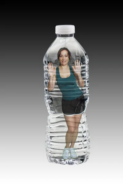 Bela morena em uma garrafa de água — Fotografia de Stock