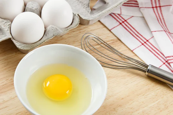 Підготовка яєць до сніданку — стокове фото