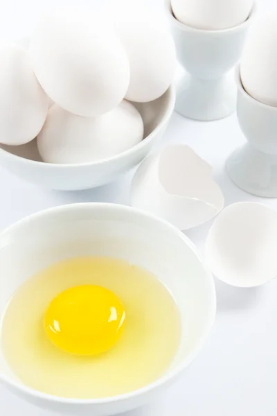 Weiße Eier und gelbes Eigelb — Stockfoto