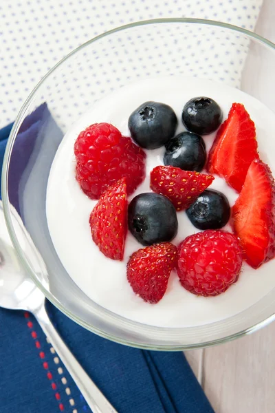 Bagas de verão frescas em iogurte — Fotografia de Stock