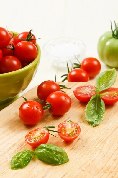 Tomates Cherry en rodajas con albahaca —  Fotos de Stock