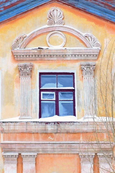 Zamrzlé okno starý dům v prostředí basreliéf — Stock fotografie