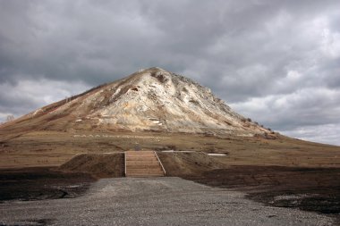 bulutlu gökyüzü arka planda yüksek taş dağ