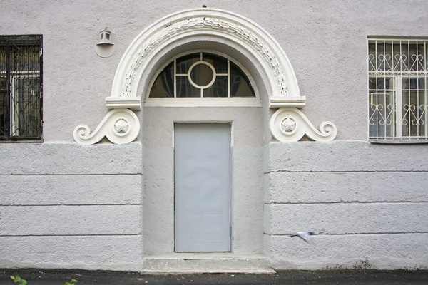 Szary drzwi w ścianie domu — Zdjęcie stockowe