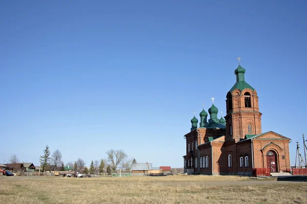La iglesia ortodoxa de ladrillo rojo — Foto de Stock