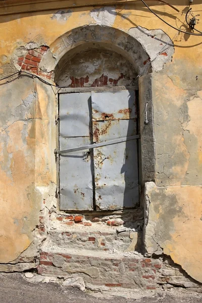 stock image The closed door in a ruined house