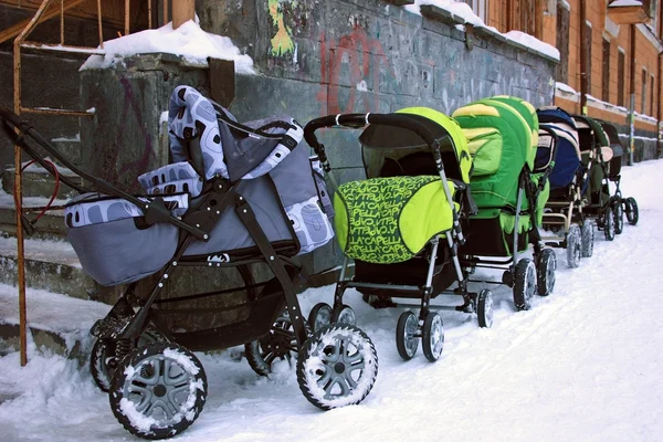 Voitures de bébé colorées debout dans la rue — Photo