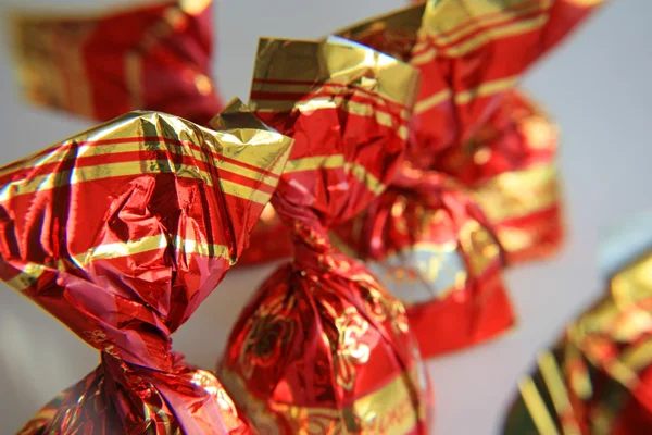 Шоколадні цукерки в барвистих обгортках — стокове фото
