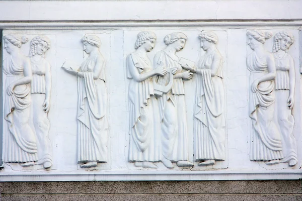 Een fragment van de gevel van het gebouw met een bas-reliëf in de Griekse stijl — Stockfoto