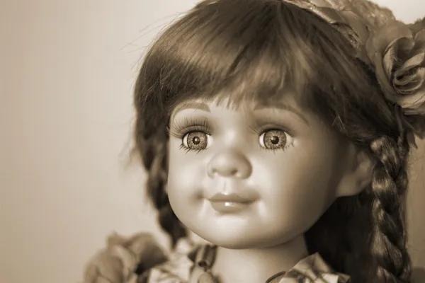 Zabytkowe porcelanowa lalka na jasnym tle — Zdjęcie stockowe