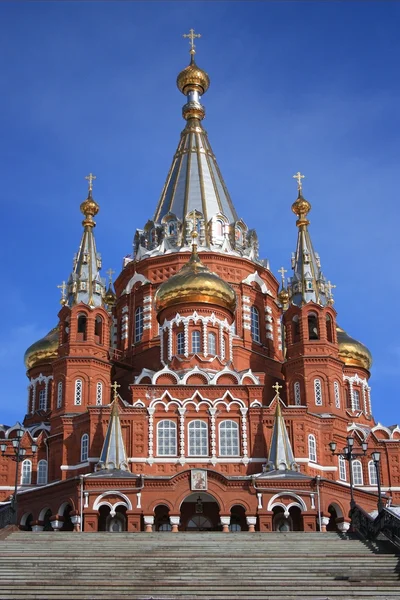 Açık gökyüzü altın kubbe ile tuğla Ortodoks Kilisesi — Stok fotoğraf